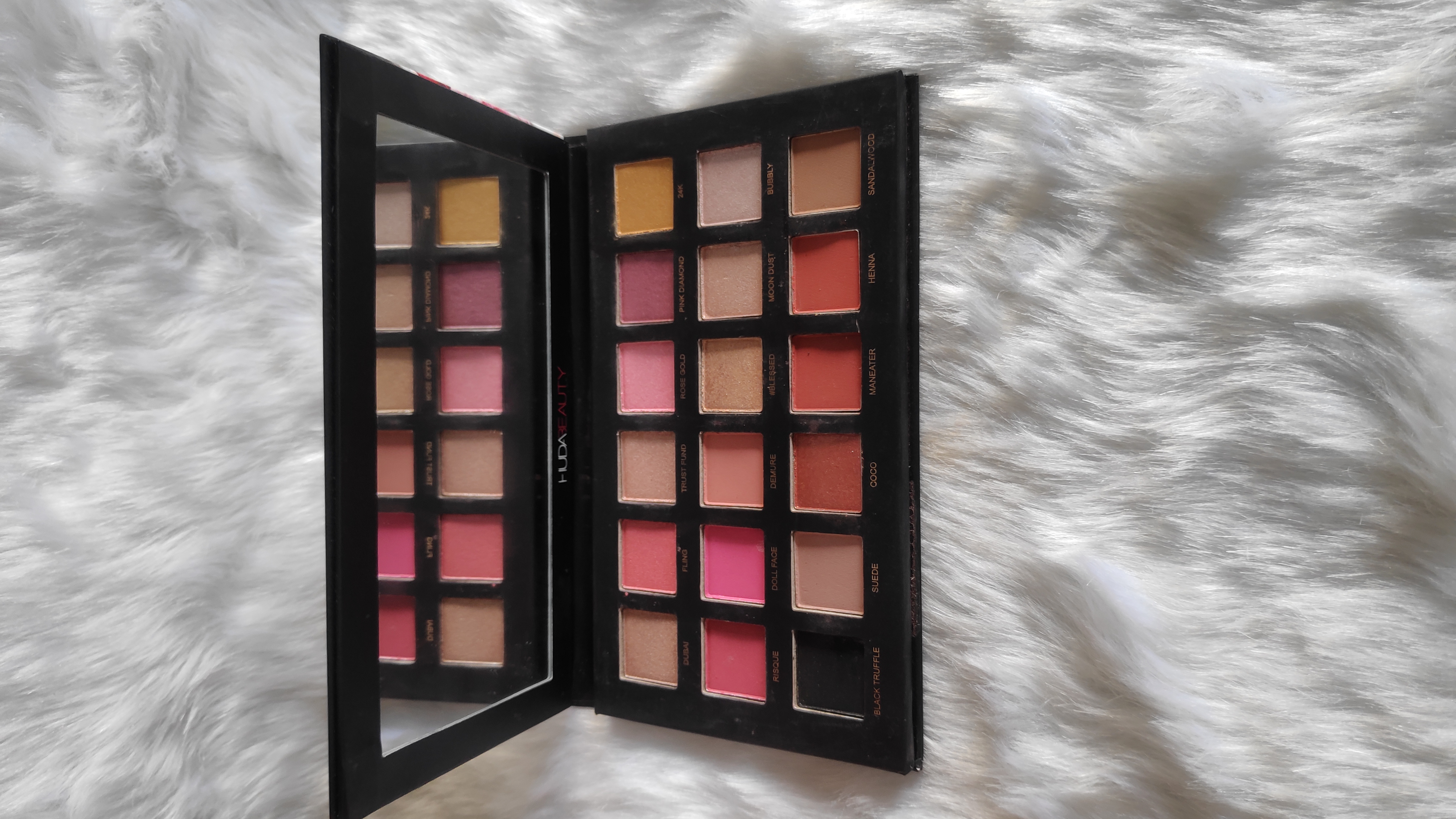 Huda beauty rose gold remastered 18 shades