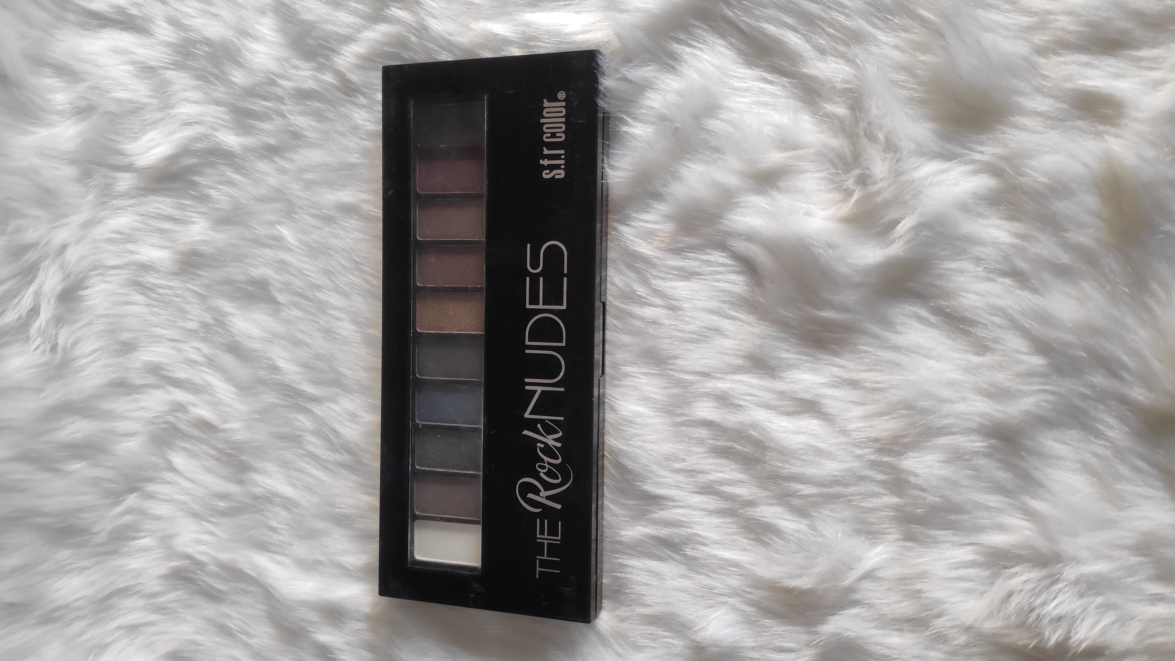 The rocknudes 10 shades eye shadow 